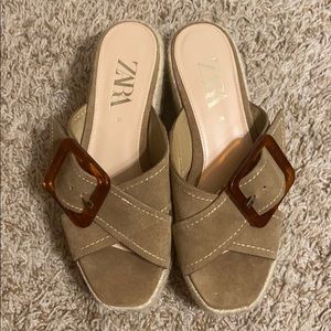 LEATHER PLATFORM WEDGES WITH TORTOISESHELL BUCKLE